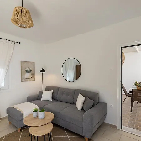 Salty Cottage, 20m From Kini