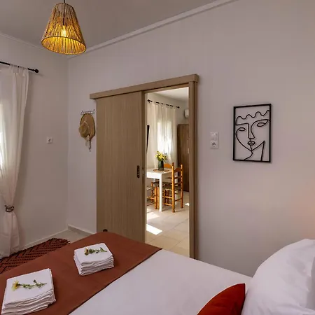 Salty Cottage, 20m From Kini Tatil Evi Ano Siros