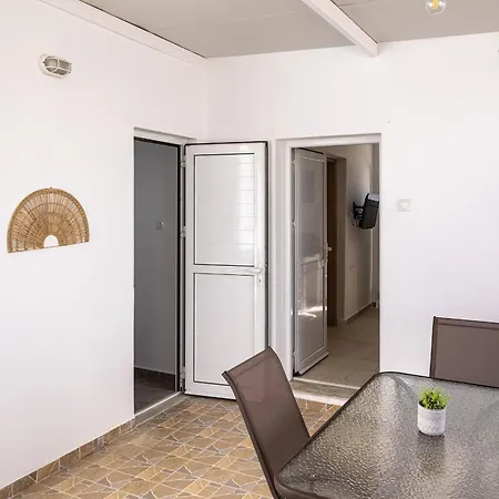 Salty Cottage, 20m From Kini *